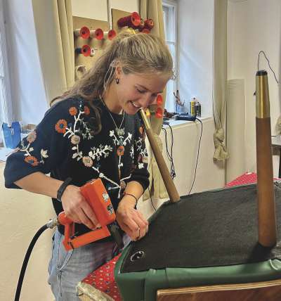 La śotlera Eva ti d&agrave; vita a mebli d'uni sort cun stofs desfr&euml;nc.
