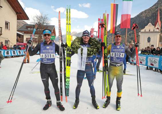 Giovanni Ticc&ograve; te anter Romano e Salvadori. (foto Newspower)
