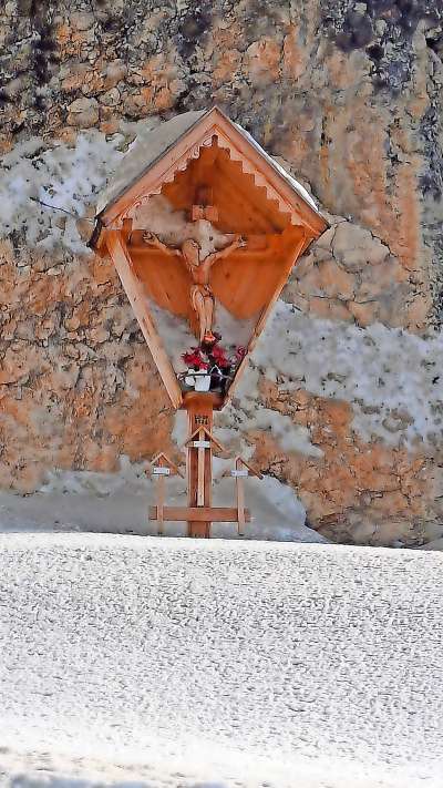 L Crist sun Valaparola sepol&igrave; da la nei &raquo;sbarada&laquo; da le frese.
