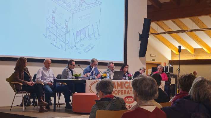 L desche coi componenc del CdA end&egrave;na la radunanza.
