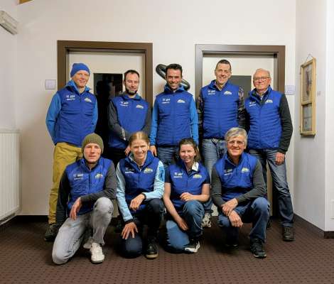 Do&iacute;a dmc: Werner Frenes, Elmar Dapoz, Davide Schuen, Norbert Frenademez, Fortunato Flatscher. Danc&aacute; dmc: Agostin Craffonara, Heidi Dapunt, Federica Vallazza y Igi Dapunt. Tla fotografia mancel les m&euml;mbres Sabine
