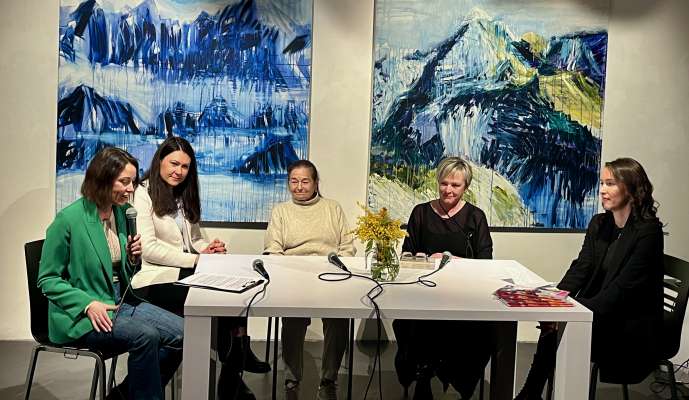 L Tubl&agrave; da Nives &agrave; met&ugrave; a j&igrave; na manifestazion de ert, poejia, discuscion y mujiga n ucajion dl di nternaziunel dl'&euml;ila
