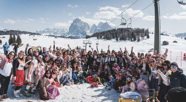 Na fotografia de grupa de duta la partezipantes: l Dirndl Ski Day 2026 ie stat n suzes. FOTO Lia dl Turism/Damian Holzknecht
