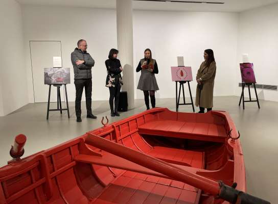 Pra la giaurida dla mostra (da m.c.): l ambolt de Urtij&euml;i Tobia Moroder, Eleonora Klauser dl SKB, la muderad&euml;ssa Lena Mulser y la diret&euml;ura dla Lia dl Turism de Urtij&euml;i Bea Insam.
