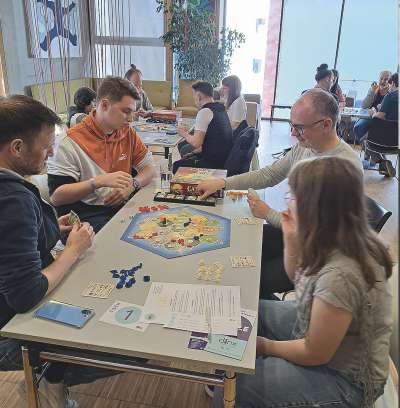 Cunzentrazion y devertim&euml;nt pra m&euml;isa.
