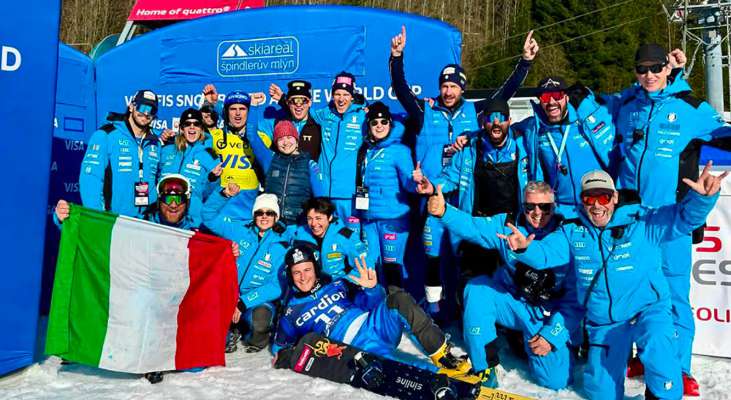 La squadra tali&egrave;na &agrave; festej&agrave; Bormolini (con la bandiera) e Felicetti (dedant col nr 11). Foto FISI
