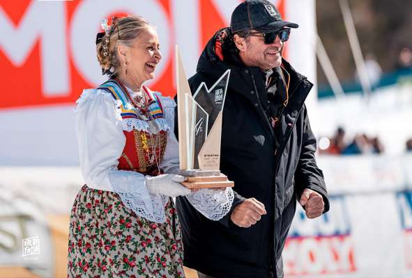 La consegna del Trofeo realis&agrave; dal Liceo artistich de Fascia. 
