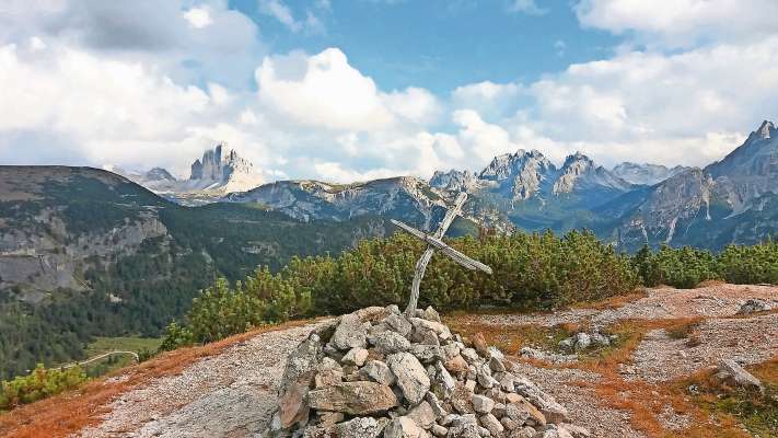 Camin&agrave; par un troi, intr&agrave; ra crodes, &lsquo;l &eacute; algo de bel. Ma &lsquo;l &eacute; da sa&eacute; ce che se fesc, par ese dute segure.
