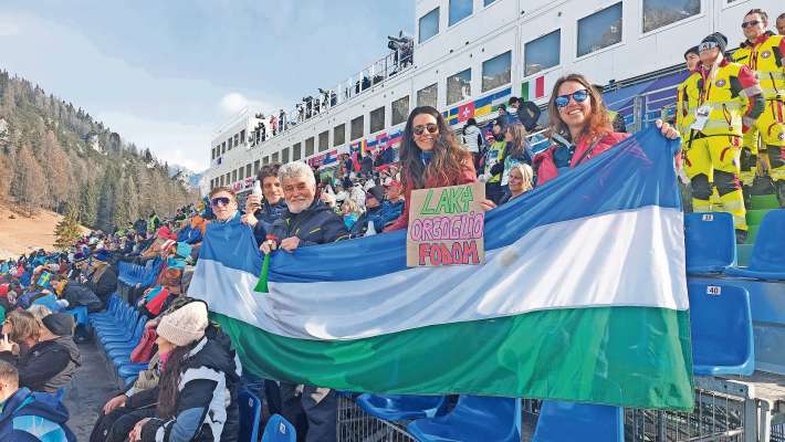 Ra bela bandiera ladina de chi da Fodom, portada in Anpezo par Luca Palla.
