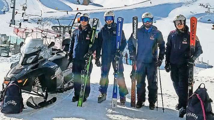 La scuadra de la polizia n servisc su le piste de Ch&euml;l V&euml;sco.

