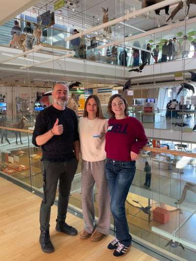 Davide, l tecnich audio del MUSE, dassema a Agnese e Anna te museo.
