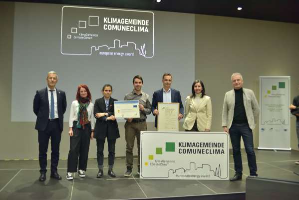 I rapresentanc dl Comun de Badia che &aacute; pi&eacute; do la zertificaziun d&rsquo;arj&euml;nt. 
