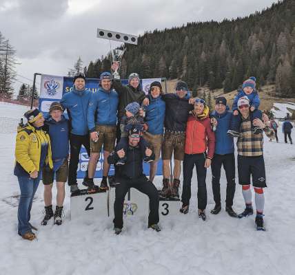 Pra la lies &agrave;l venci&ugrave; l Parapendio Club Gherd&euml;ina. La lia che ie cumplessivam&euml;nter ruveda segonda ie la &raquo;Grupa de bal populer S&euml;lva y Santa Cristina&laquo;, terzi ie ruvei i Destuafuech de S&euml;lva. A man ciancia v&euml;ijen nce la presid&euml;nta dl Schi Club Gherd&euml;ina, Lidia Bernardi.
