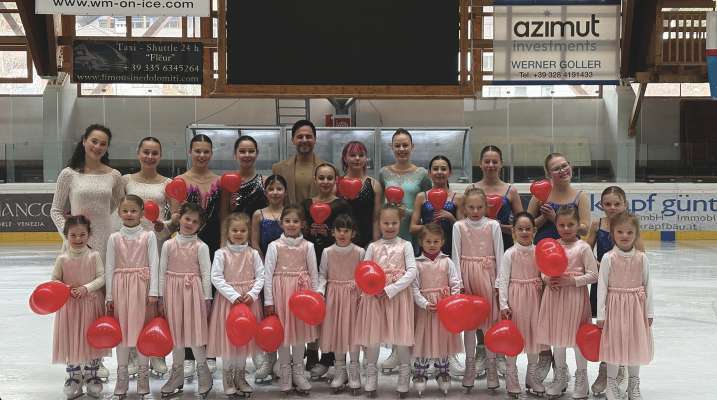 La jadinad&euml;sse dl Eis Club Gherd&euml;ina &agrave; mustr&agrave; n sada cie che les &agrave; dut mpar&agrave; ch&euml;st ann y purt&agrave; dant de bl&ograve;c bai sun dlacia. 
