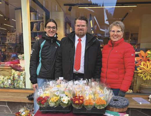 Te S&euml;lva (da m.c.): Theresia Senoner, l ambolt de S&euml;lva Tobias Nocker y Doris Mussner. 
