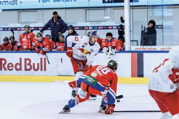 Contra i Red Bull Juniors &agrave; l HCG n dum&euml;nia ai 15.03. venci&ugrave; tr&euml;i a doi. I goi &agrave; fat Vozovik (29:56), Schiavone (36:54) y Dostalek (61:23) (Foto: plata ufiziela HC Gherd&euml;ina)
