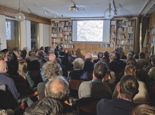 Pra la s&euml;ira &raquo;Fotografies che nes conta&laquo; cun Albert Moroder Sodlieja che &agrave; prejent&agrave; fotografies storiches de Gherd&euml;ina ora da si archif.
