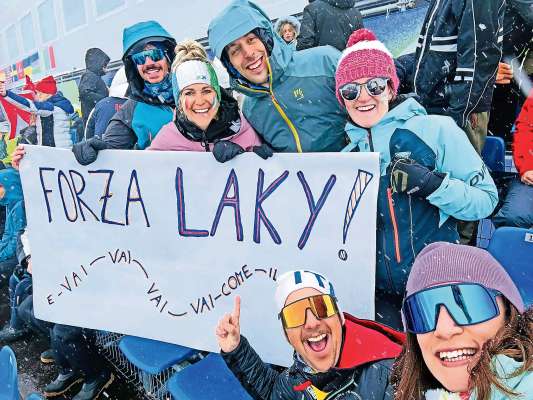 I tifoji fodomi a tign&ugrave; perm&eacute;z a Luca nte ogni gara con strisci&oacute;n e bandiere ladine.
