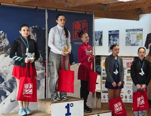 L podie Over 13 con la fasc&egrave;na Martina Manenti, pruma e la badiota Nicole Pezzei seconda.

