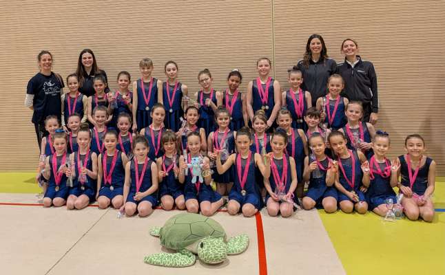 La ginastes che &agrave; tout p&egrave;rt al Trofeo Primavera con sia alenadores. 
