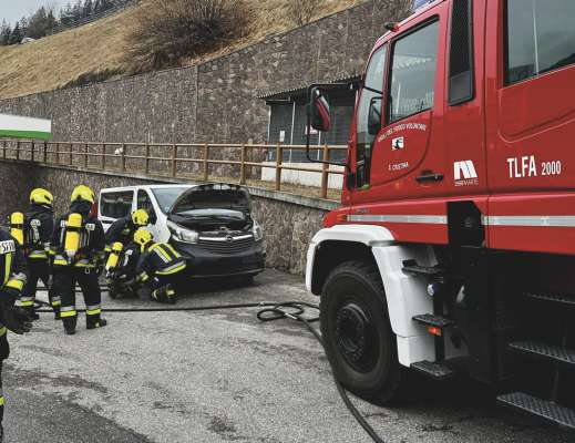 N pulmin à pià fuech pra la pumpa dal penzin