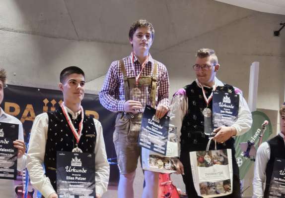 Podest dla "Meisterklasse", cun Pire Ellecosta da La Pli s&ouml;insom.
