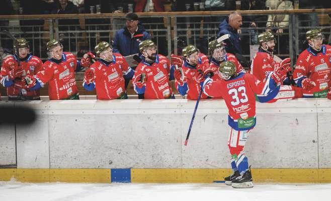 I jugad&euml;ures dl Gherd&euml;ina festejea: n ie per l prim iede te semifinela dla Alps Hockey League. (Foto: Matthaeus Kostner)
