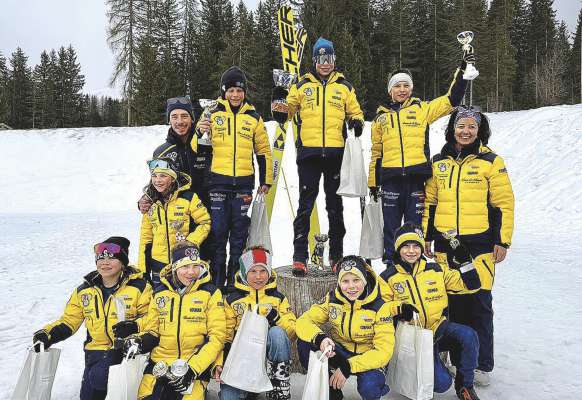 La atletes y i atlec dl Schi Club Gherd&euml;ina do la garejeda &raquo;danter n&euml;us&laquo;.
