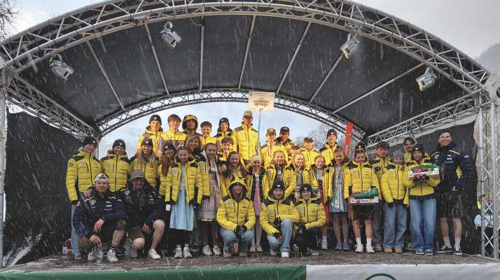 Duc i atlec y trainad&euml;ures dl Schi Club Gherd&euml;ina che &agrave; garej&agrave; tla Val Venuesta. 
