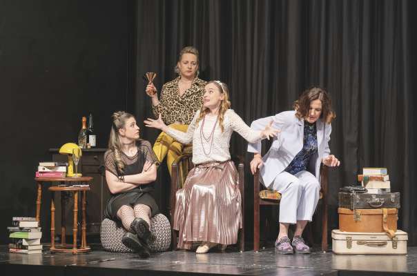 La ujes che ti dij ite ala prutagonista coche la d&euml;ssa se cumpurt&eacute; (da m.c.): Marie Mahlknecht, Heidi Rabanser, Nadia Moroder y Martina Holzknecht. 
