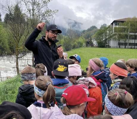 D&rsquo;ansciuda &agrave;n fat de plu ancuntedes cun la scoles y scolines. I mutons &agrave; for legr&euml;za y ie dr&euml;t curi&euml;usc de cun&euml;scer i uciei.
