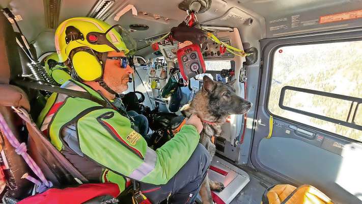 Un cian da laina e un operator del socorso Cnsas i rua co &lsquo;l elicotero, da fei pi in prescia.
