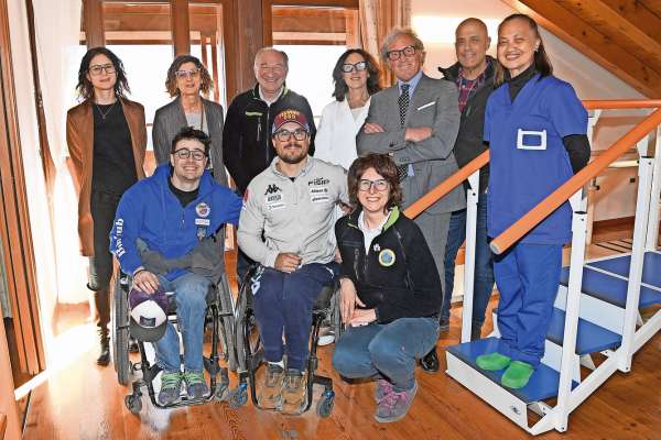 I canpioi de sport paralimpiche Ren&egrave; De Silvestro e Flavio Menardi inze ra ciaśa Dotor Angelo Majoni del Comun de Anpezo.
