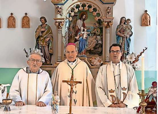 Da m&aacute;n ci&aacute;mpa: don Bruno De Lazzer, l V&euml;sco Renato Marangoni e l deg&aacute;n don Andrea Constantini che i a dit la M&euml;ssa.
