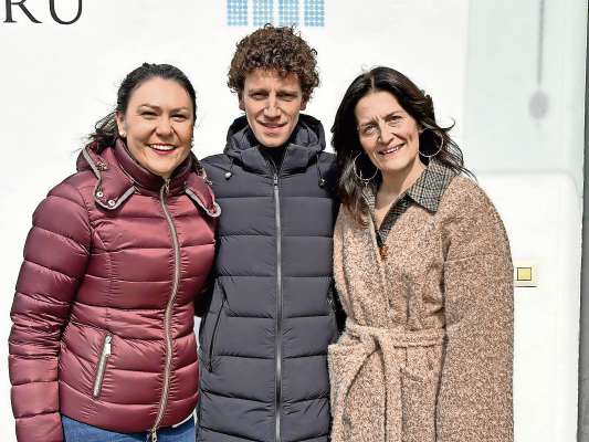 La nuova diretora del Istitut Ladin Micur&aacute; de R&uuml; Irene Prinoth, col diretor del Istitut Ladin Cesa de Jan Denni Dorigo e la diretora del Istitut Ladin Majon di Fascegn Sabrina Rasom.
