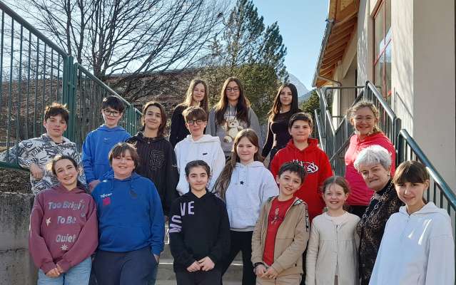 I componenc del 'Consei de Comun di Joegn e de la Joenes' con l'assessora Mirella Florian.
