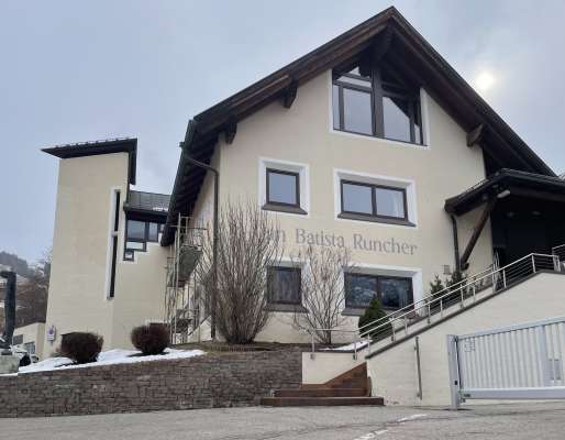 I laurs d&rsquo;ampliam&euml;nt reverda dantad&ouml;t la pert dl frabicat che d&aacute; s&ouml;n strada. foto:mo
