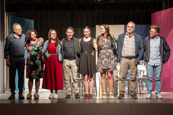 I aturs: Gotthard Tolpeit, Maria Valentin, Silvia Frenes, Ludwig Sottara, Sara Lo Re, Anna Deiaco, Eros Lo Re y Guz Mangutsch. fotos: Stefo Nagler
