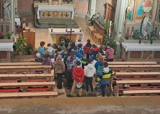 Tratan les Staziuns cun i scolars, te dlijia da Lungiar&uuml;.
