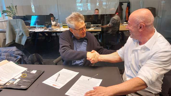 Sotescriziun dl contrat de colaboraziun danter Werner Weibert &ndash; presid&euml;nt dl "Harmonikaverband &Ouml;sterreich" y Carlo Runggaldier &ndash; diretur dla CT Al Plan/San Martin.
