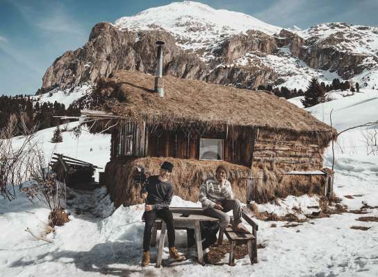 &raquo;A Penny Weighs More Than a Soul&laquo; ie l film de Demetz che l uel purt&eacute; pra i Oscars. L &agrave; document&agrave; la vita de si berba Ulrich che viv te si utia, la &raquo;Malga Futura&laquo;, sun Mont de S&euml;uc. 
