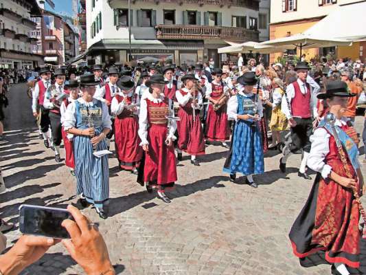I sonadore de ra Val de ra Boite, co ra so bela mondura, a &lsquo;na gran Festa de ra Bandes in Anpezo, śa anes.

