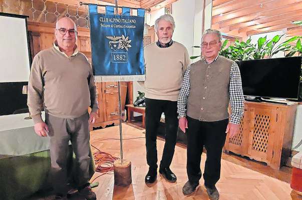 Carlo Apollonio de Olo e Renato Zangiacomi Iacarede, de ra sezion de Anpezo del Cai, premiade par sesanta ane da sozie, aduna con el presidente Luigi Alver&agrave; Bissi.
