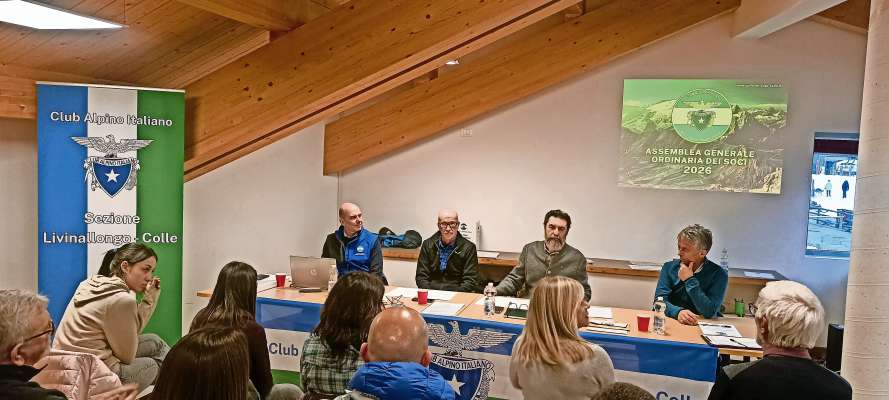 La taula del diretif nt&aacute;nt la sentada.
