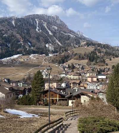 La sajon da d&rsquo;invern &eacute; jita a piz ence tel paisc de Moena.
