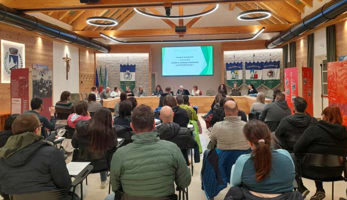 La scontr&egrave;da de prejentazion de la novit&egrave;des per l ist&agrave; &agrave; ab&ugrave; na gran partezipazion de genitores.
