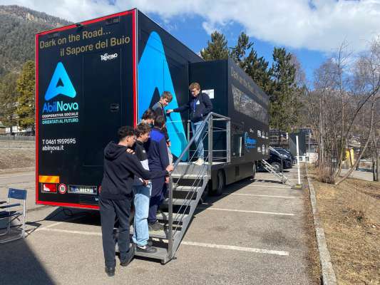 I studenc va tel camion &lsquo;Dark on the road&rsquo;.
