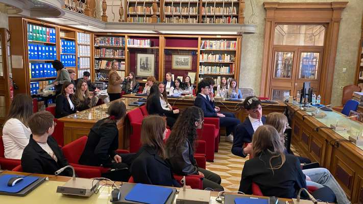 I studenc fèsc formazion tel Parlament