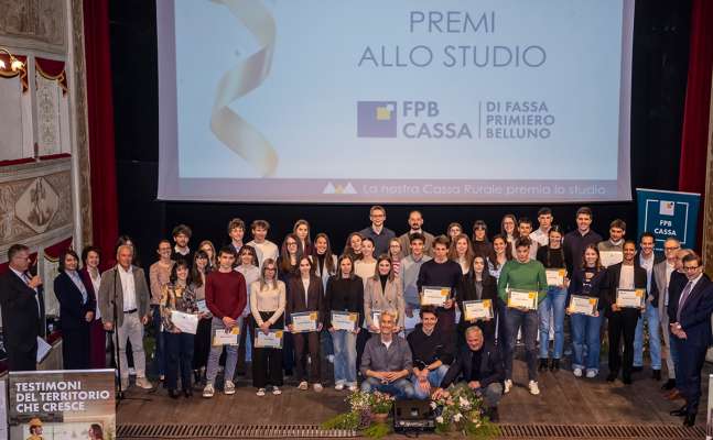 L retrat de grop coi studenc che &agrave; tout p&egrave;rt a la premiazion. 
