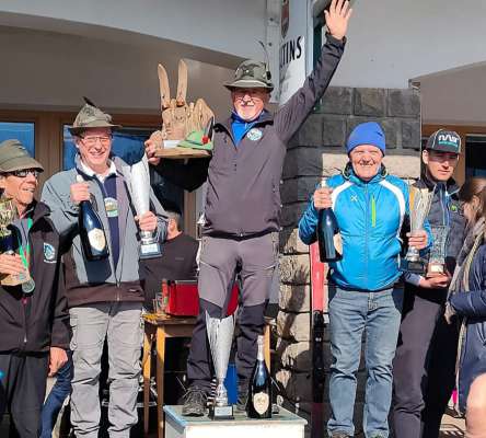 La premiazion di trei gropes che &agrave; vent: sul secondo sciaier del podie Christian Dantone, capogrop de la Sezion de la Val de sora.
